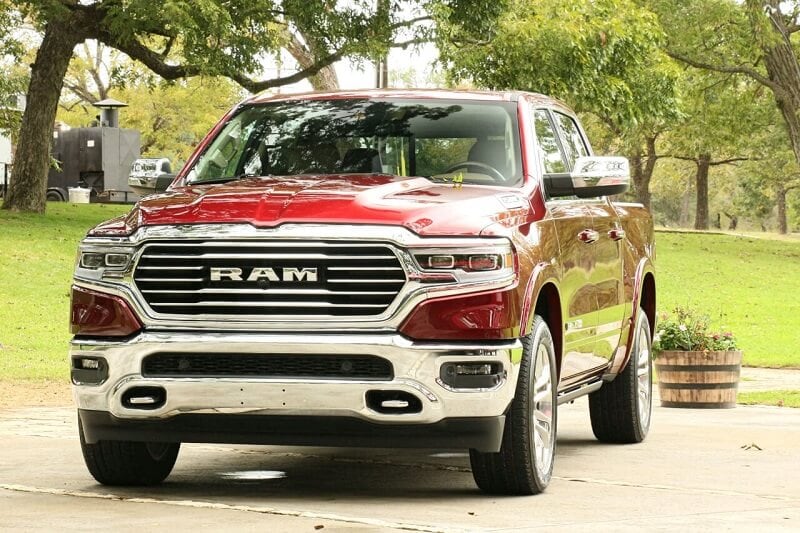 No matter how hard I pressed the right pedal, the RAM EcoDiesel refused to shout. It was so quiet that it almost sounded like a gas engine.