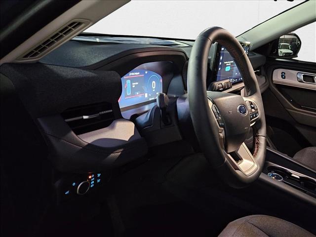 2025 Ford Explorer photo 2