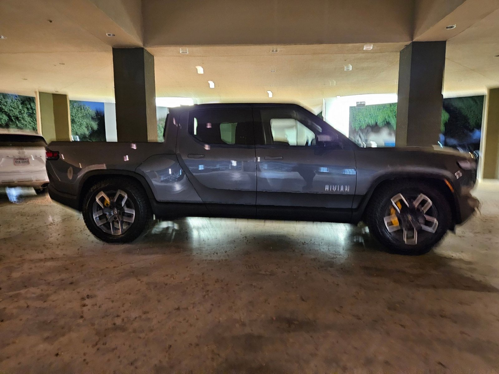 2022 Rivian R1T Adventure photo 2