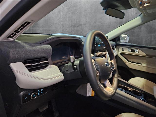 2025 Ford Explorer photo 3