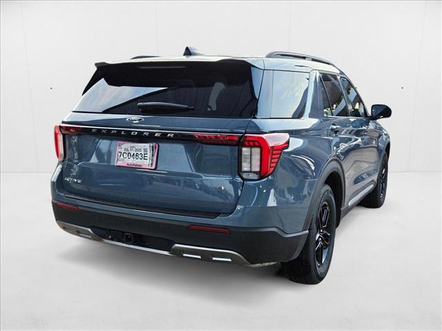 2025 Ford Explorer photo 2
