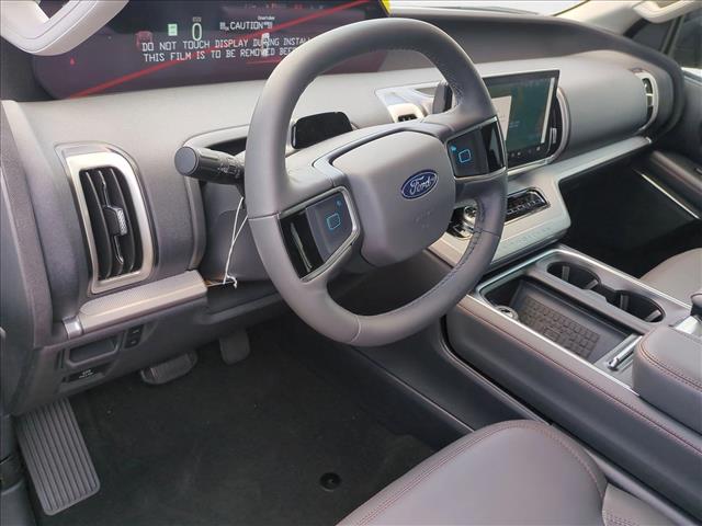 2025 Ford Expedition photo 3