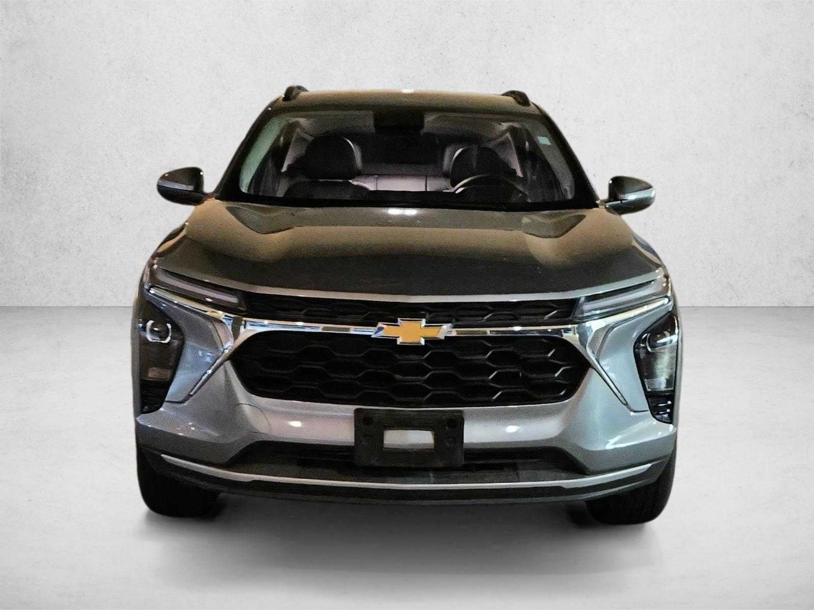 2025 Chevrolet Trax LT photo 2