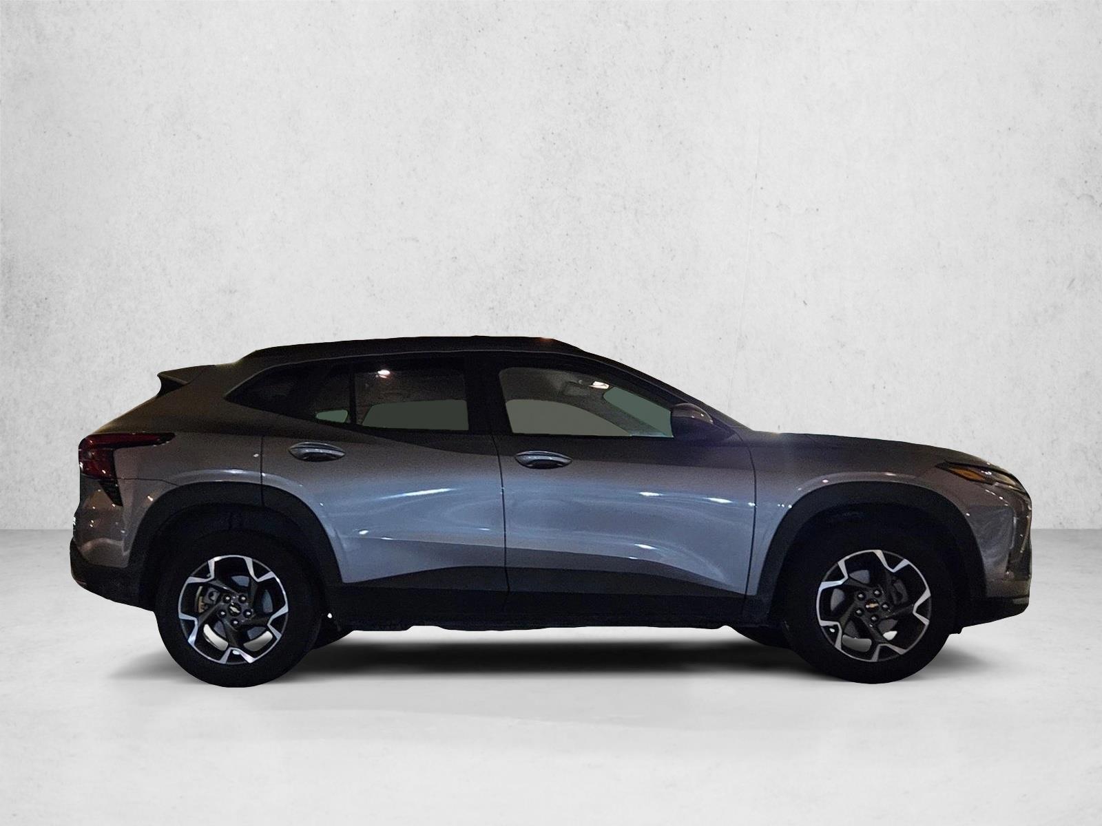 2025 Chevrolet Trax LT photo 4