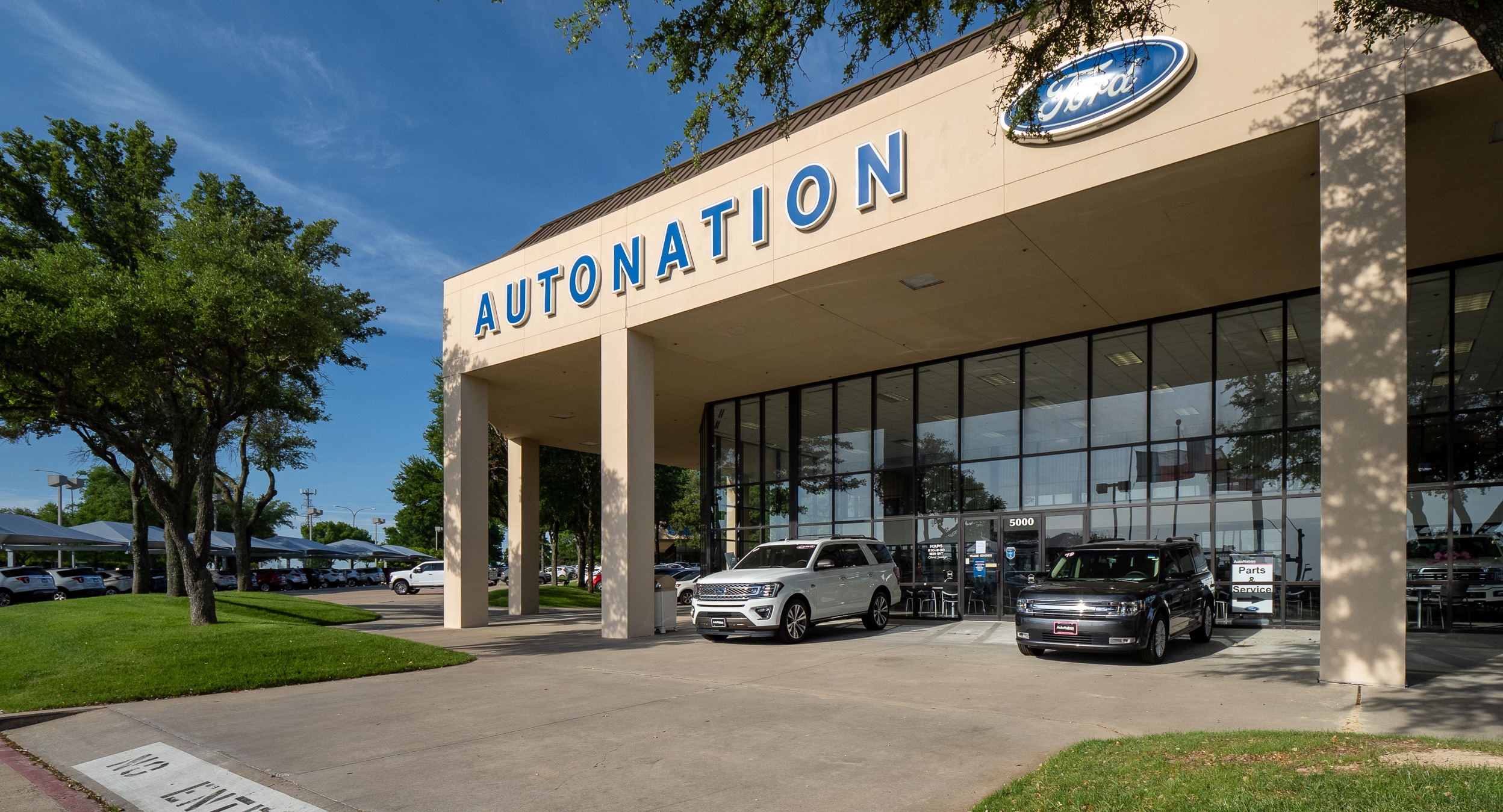 autonation ford fort worth exterior with 2 cars parked near entrence