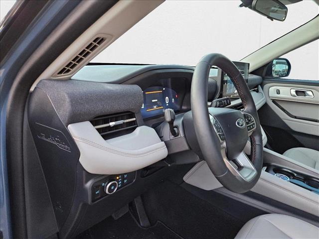 2025 Ford Explorer photo 3