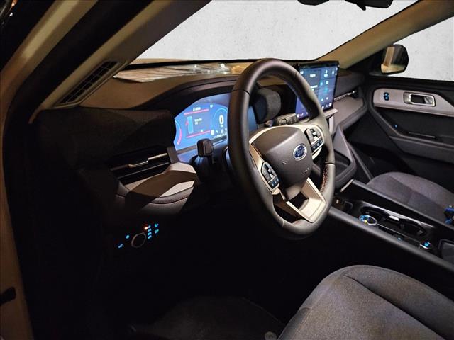 2025 Ford Explorer photo 3