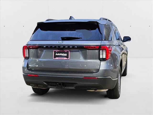 2025 Ford Explorer photo 2