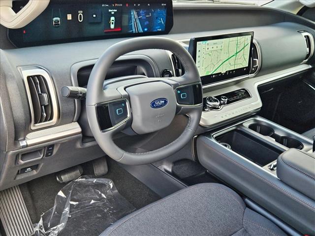 2025 Ford Expedition photo 3