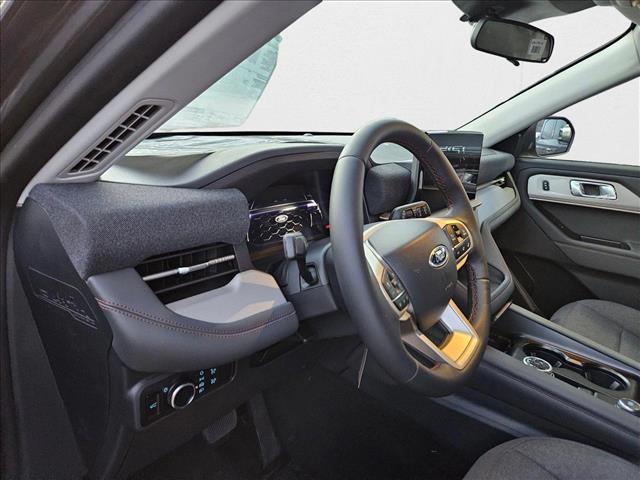2025 Ford Explorer photo 2