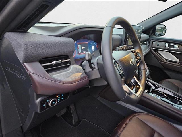 2025 Ford Explorer Platinum photo 3