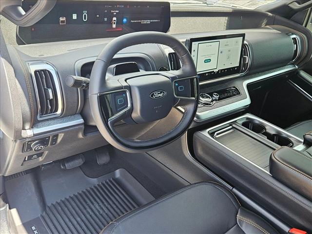 2025 Ford Expedition photo 2