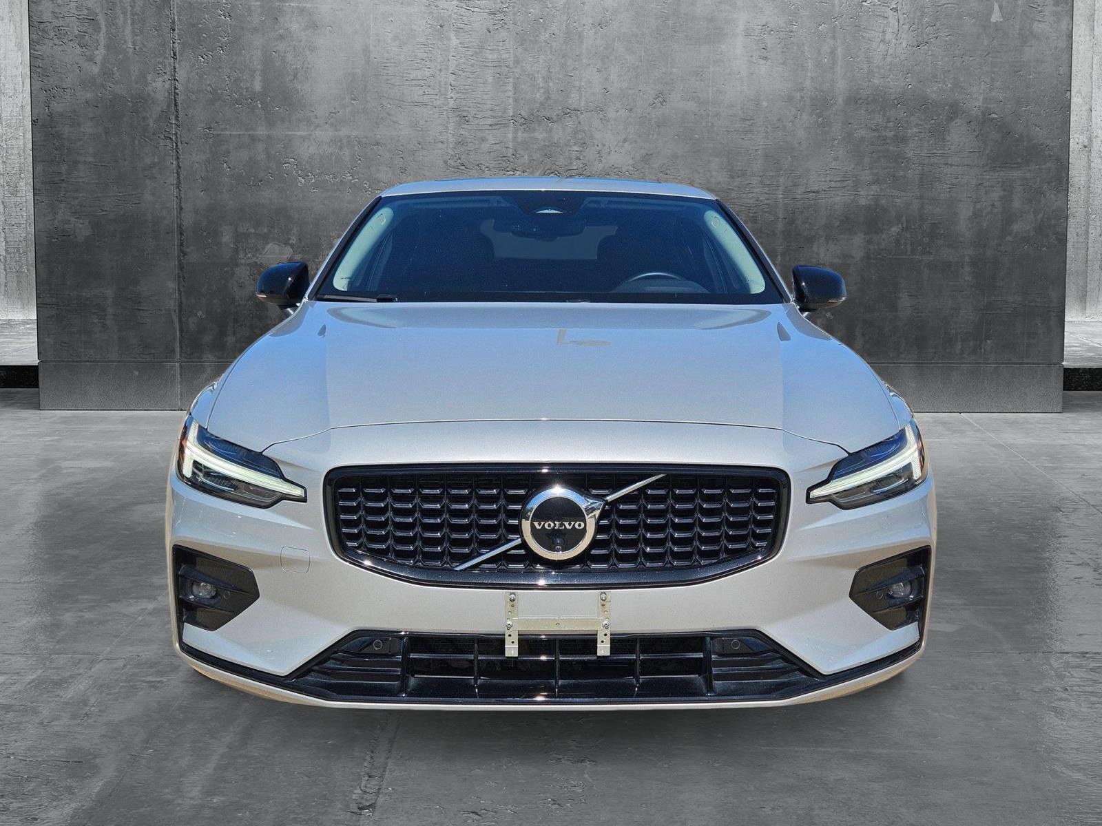 2024 Volvo S60 Plus photo 2