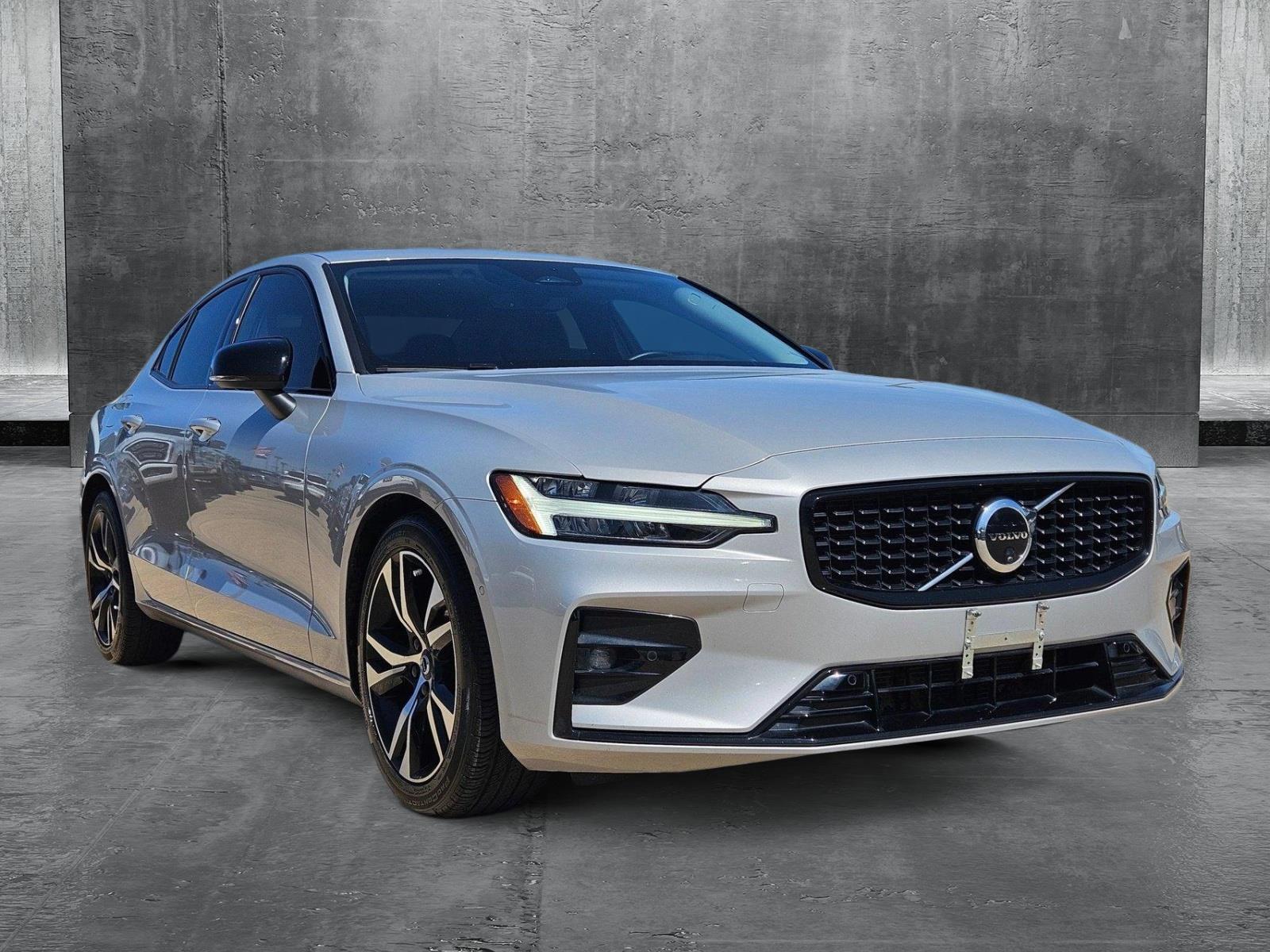 2024 Volvo S60 Plus photo 3