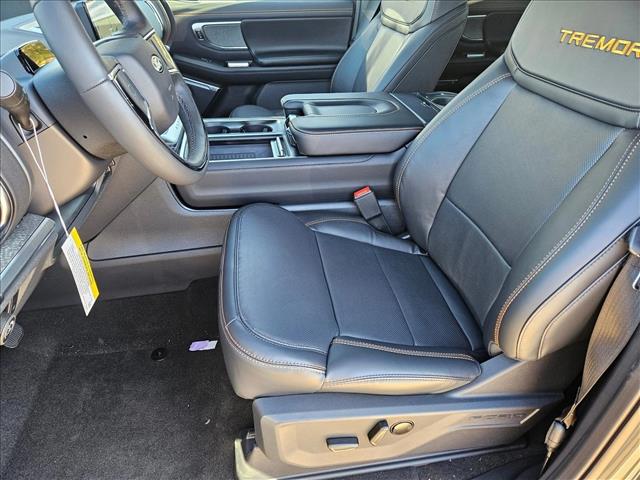 2025 Ford Expedition photo 4