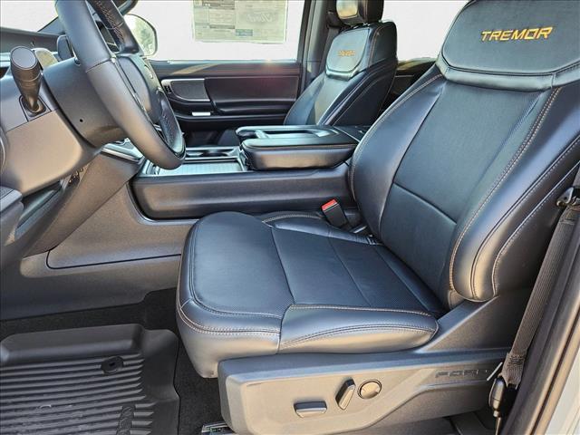 2025 Ford Expedition photo 4