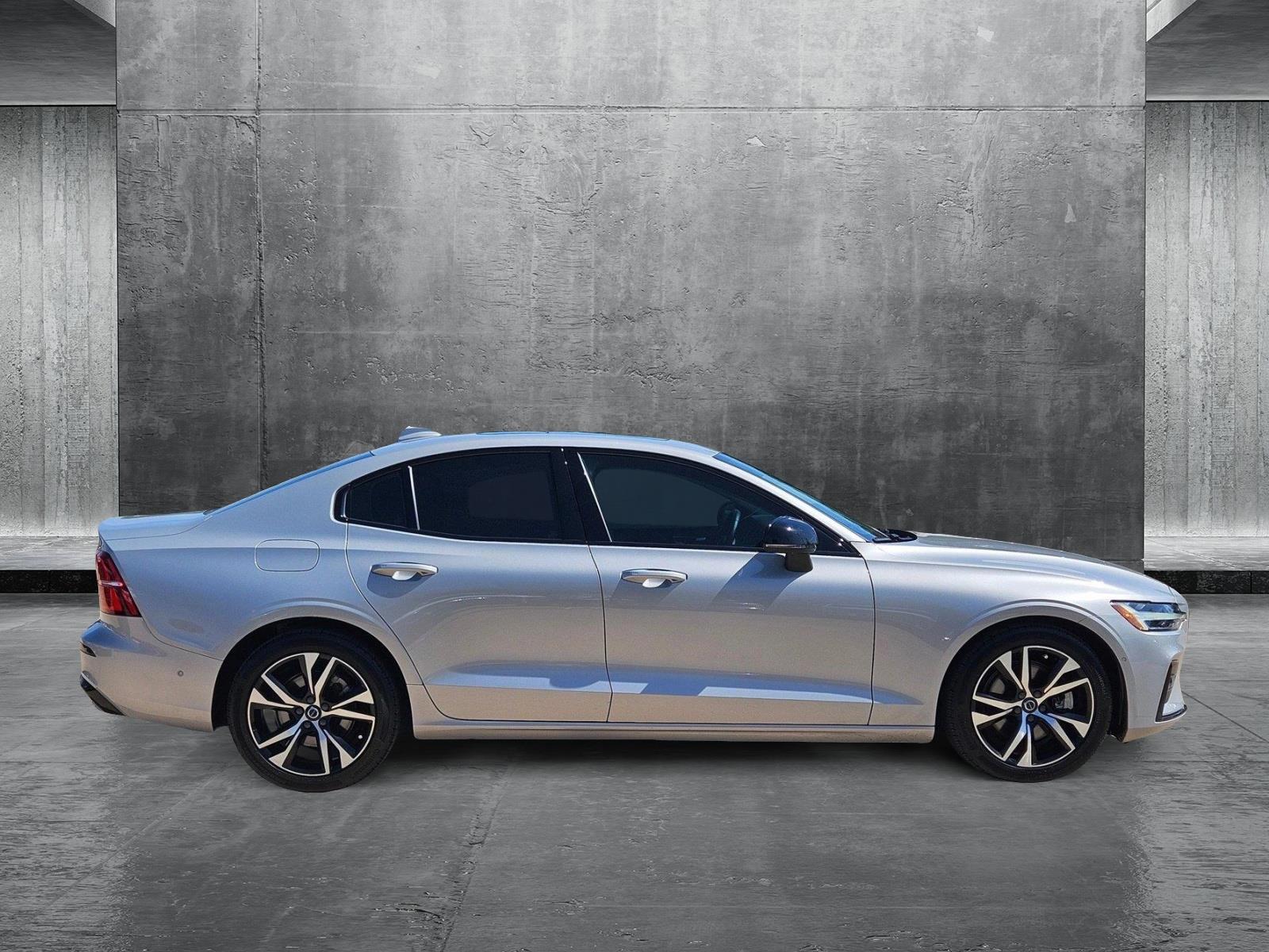 2024 Volvo S60 Plus photo 4