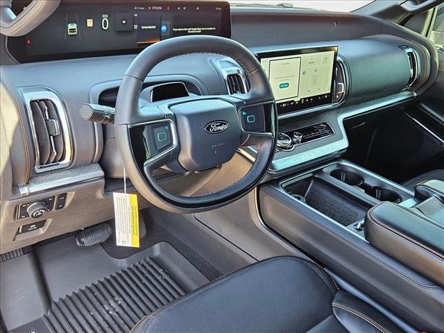 2025 Ford Expedition photo 3