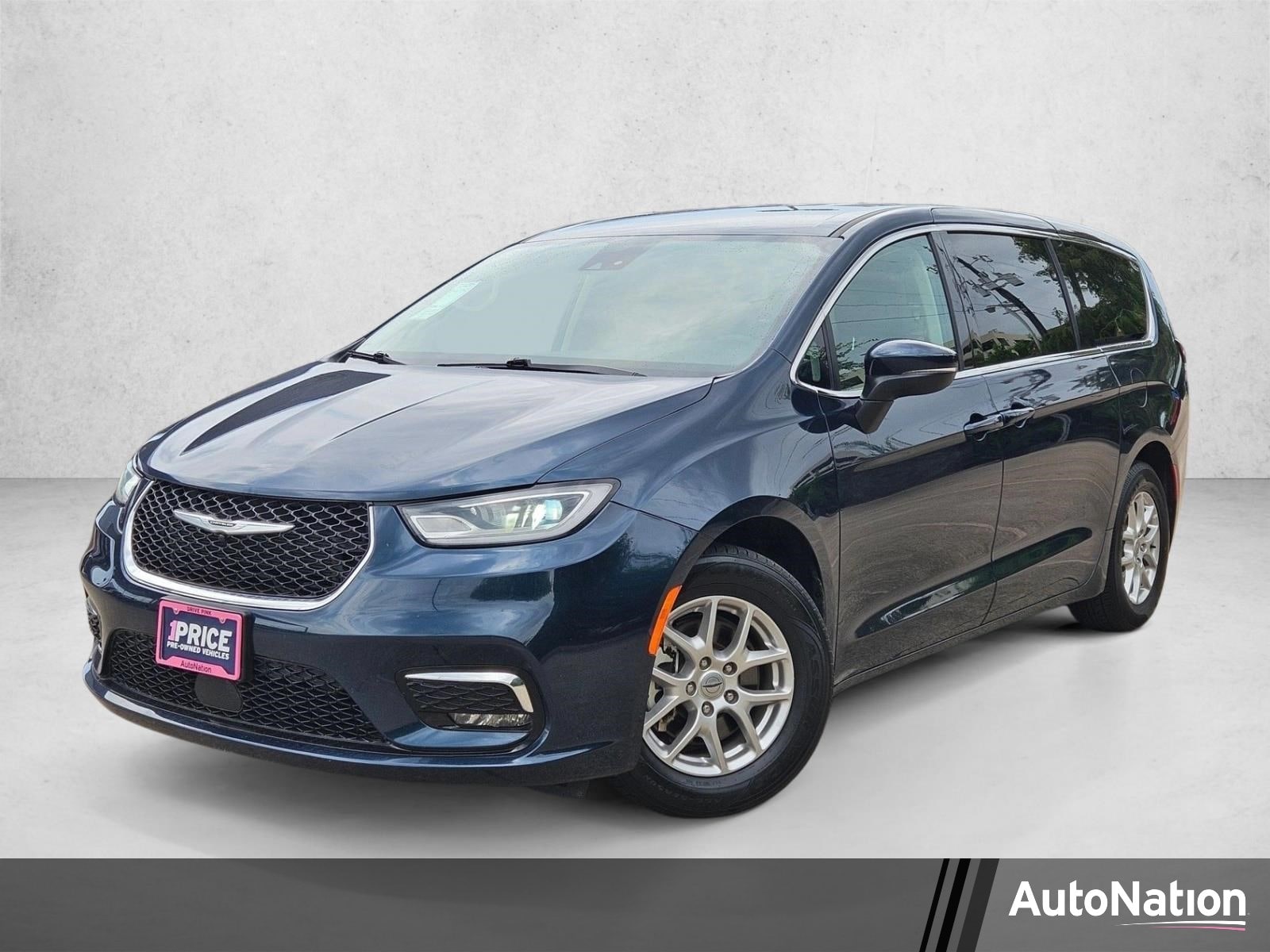 2023 Chrysler Pacifica Touring L's photo