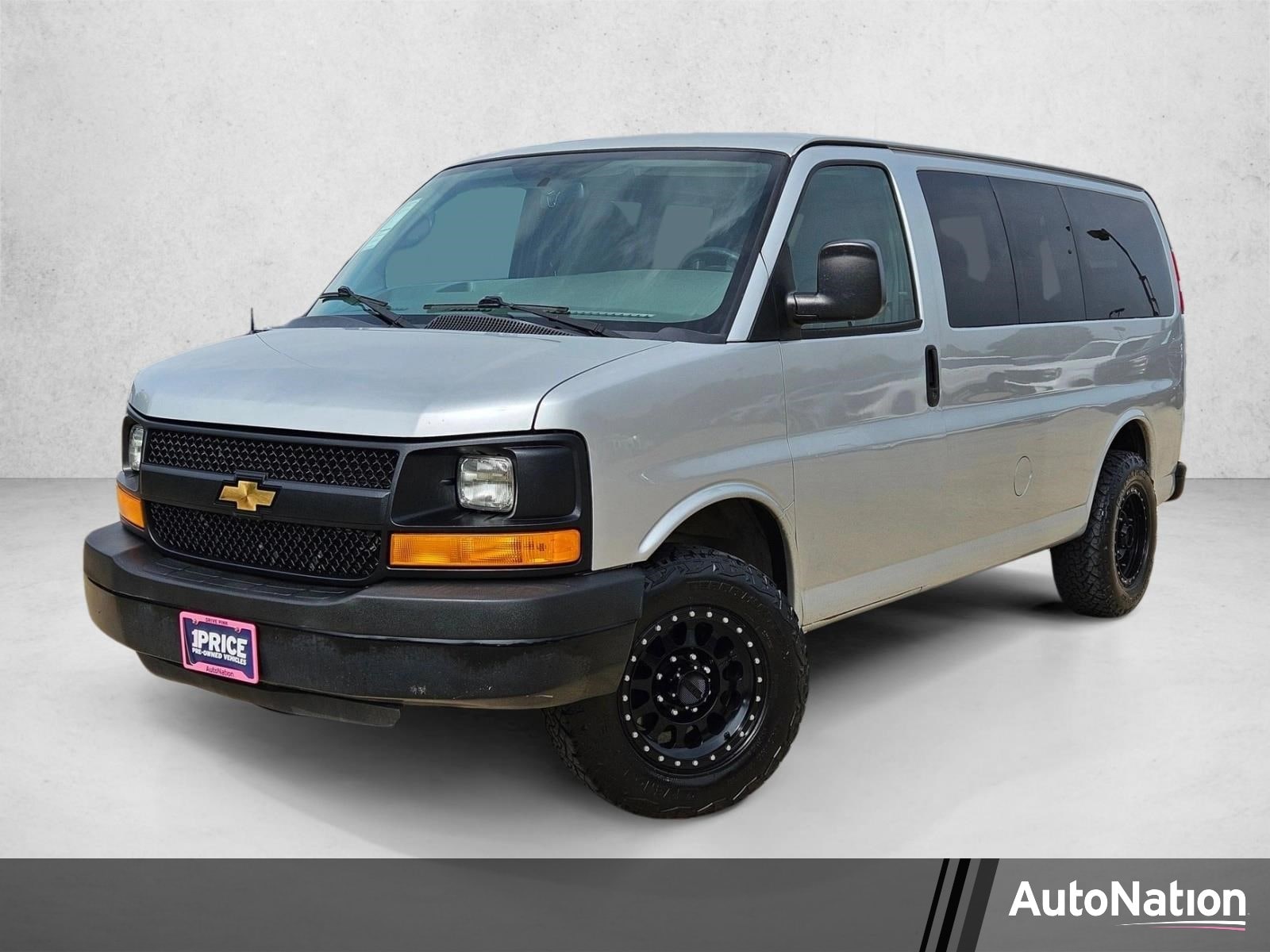 2015 Chevrolet Express 2500 LS's photo