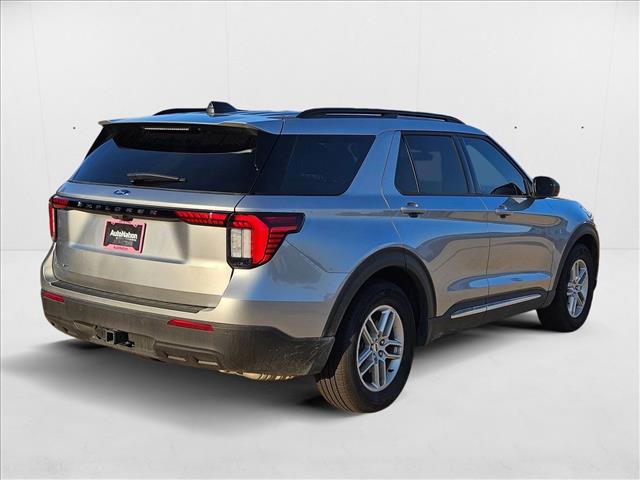 2025 Ford Explorer photo 2