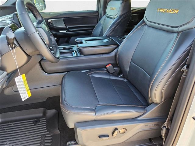 2025 Ford Expedition photo 4