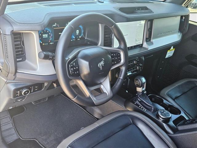 2025 Ford Bronco Outer Banks photo 2