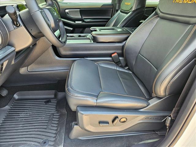 2025 Ford Expedition photo 3