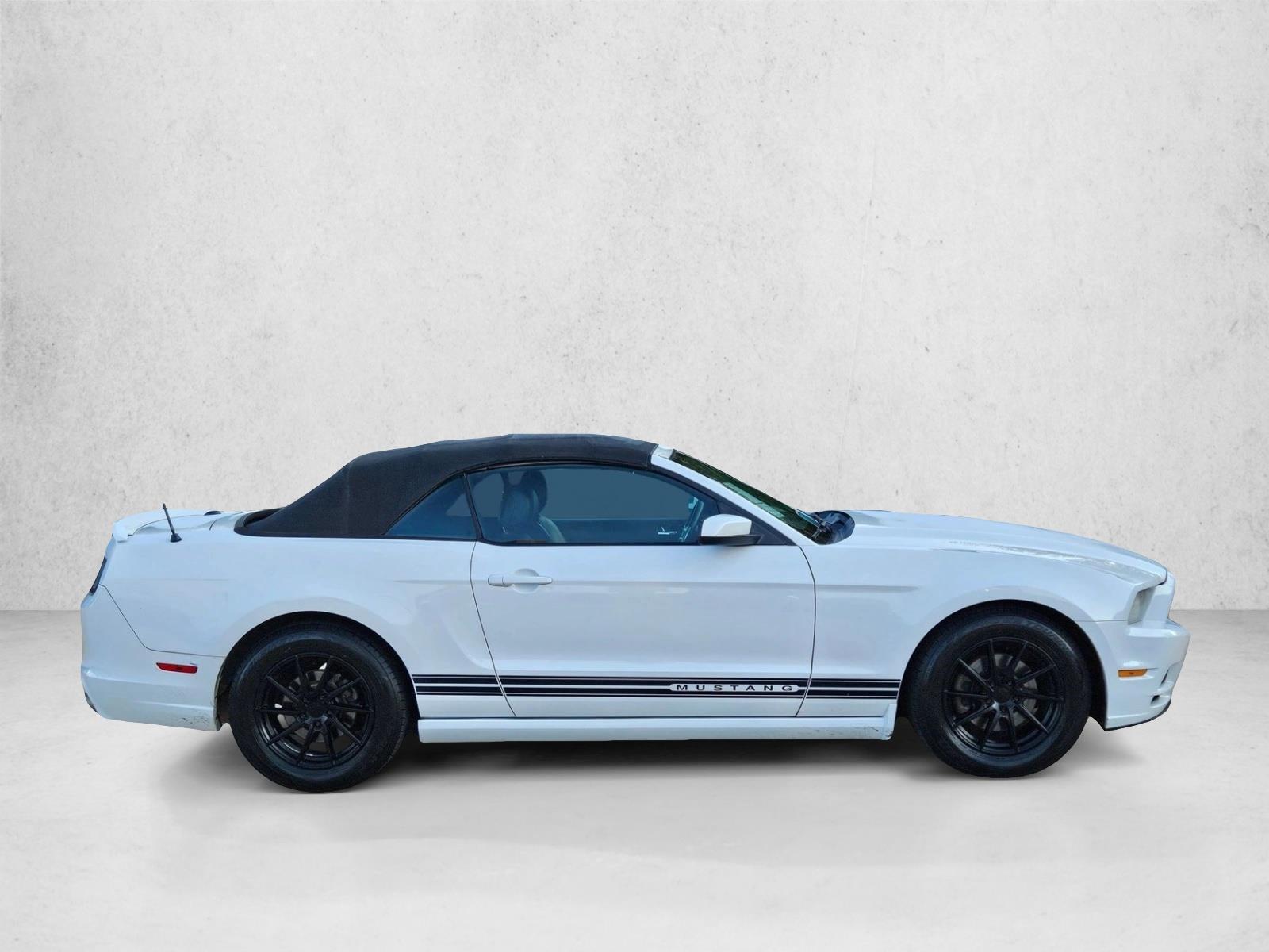 2014 Ford Mustang V6 Premium Convertible photo 4