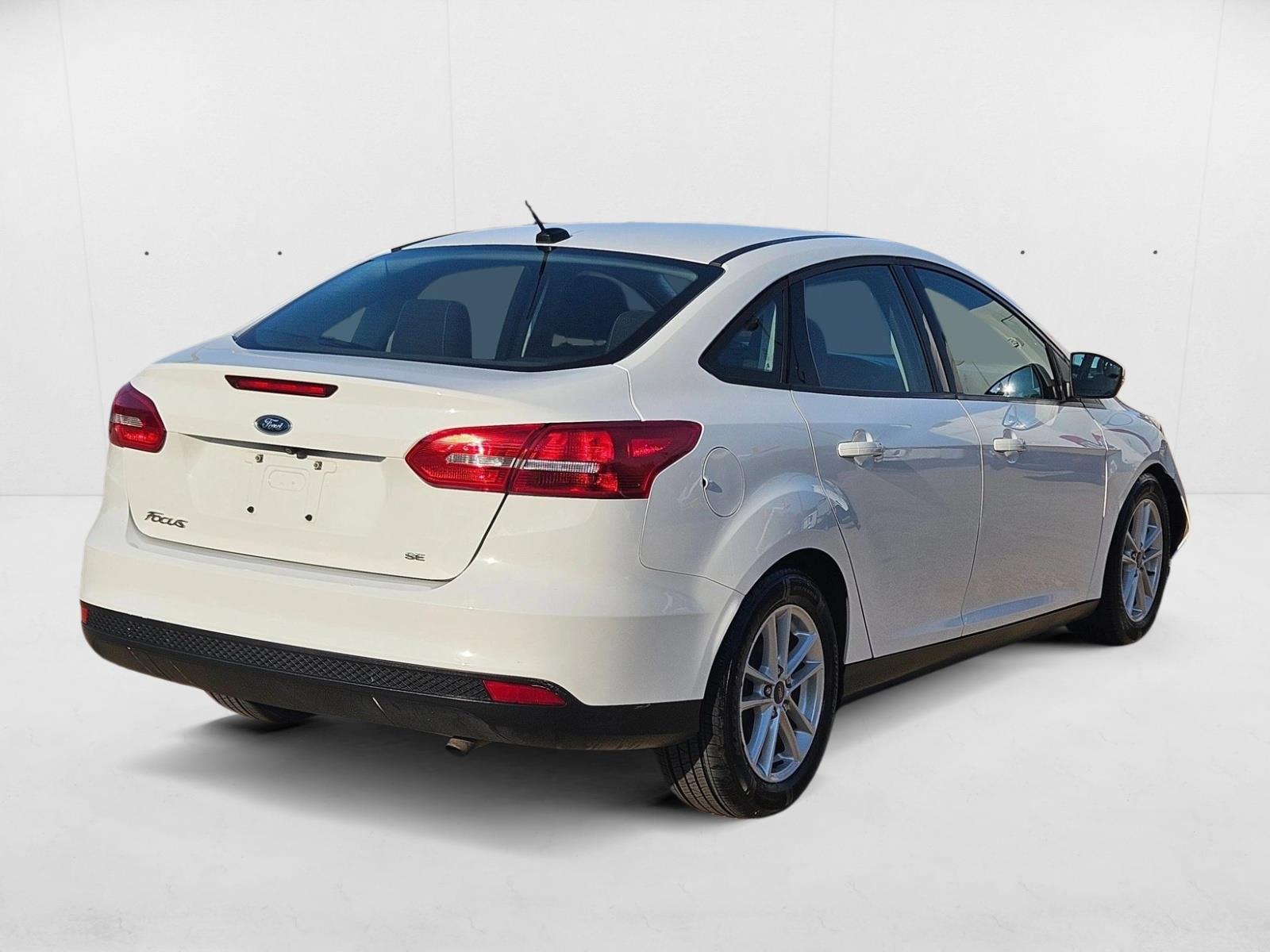 2017 Ford Focus SE photo 2