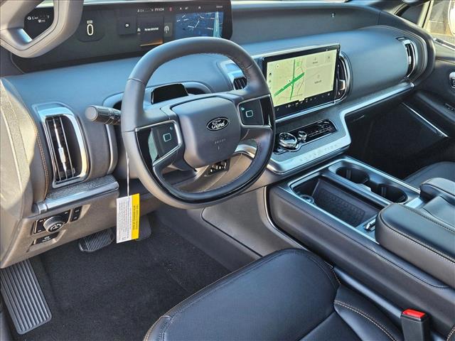 2025 Ford Expedition photo 3