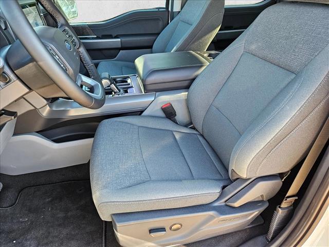 2025 Ford F-150 Lightning XLT photo 4
