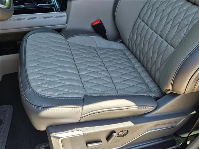 2025 Ford F-450 Platinum photo 4