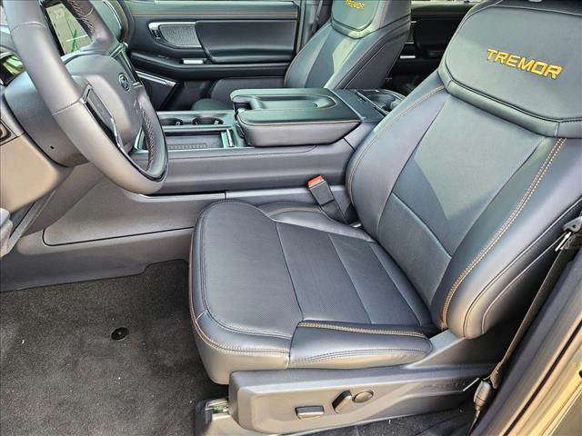 2025 Ford Expedition photo 4