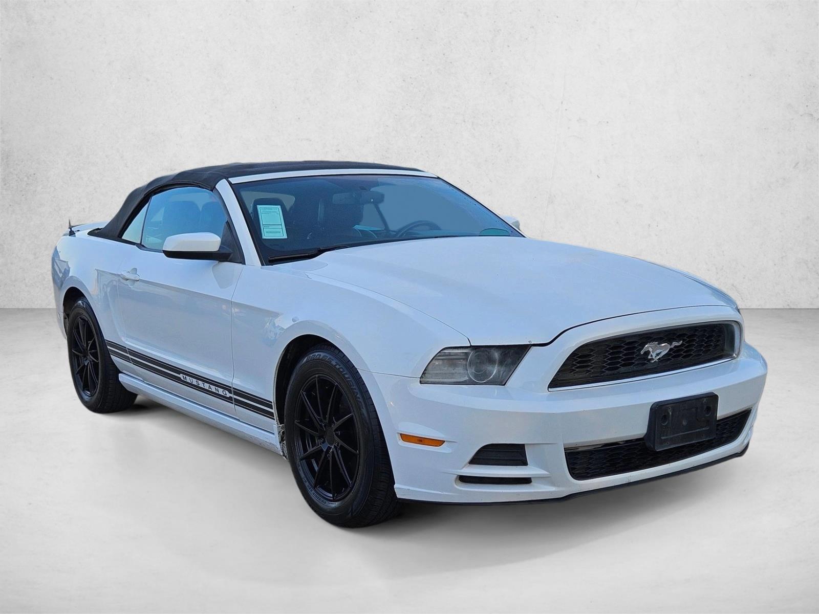 2014 Ford Mustang V6 Premium Convertible photo 3