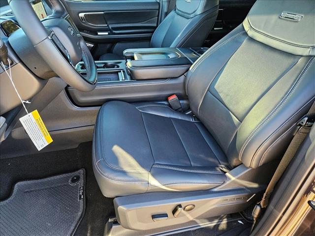 2025 Ford Expedition MAX Platinum photo 4