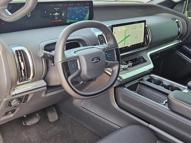 2025 Ford Expedition photo 3