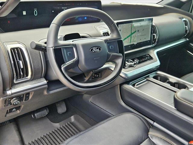 2025 Ford Expedition photo 3