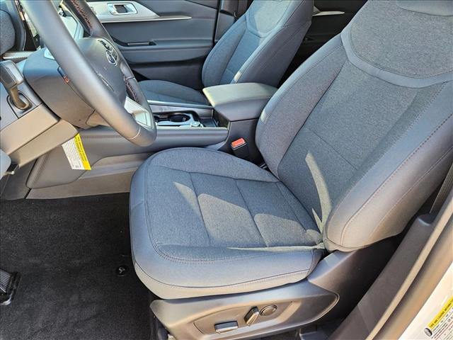 2025 Ford Explorer photo 4