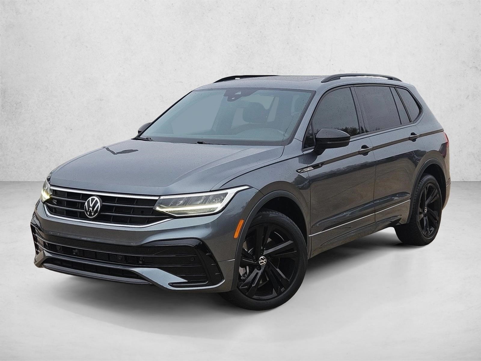 2023 Volkswagen Tiguan SE R-LINE BLACK's photo