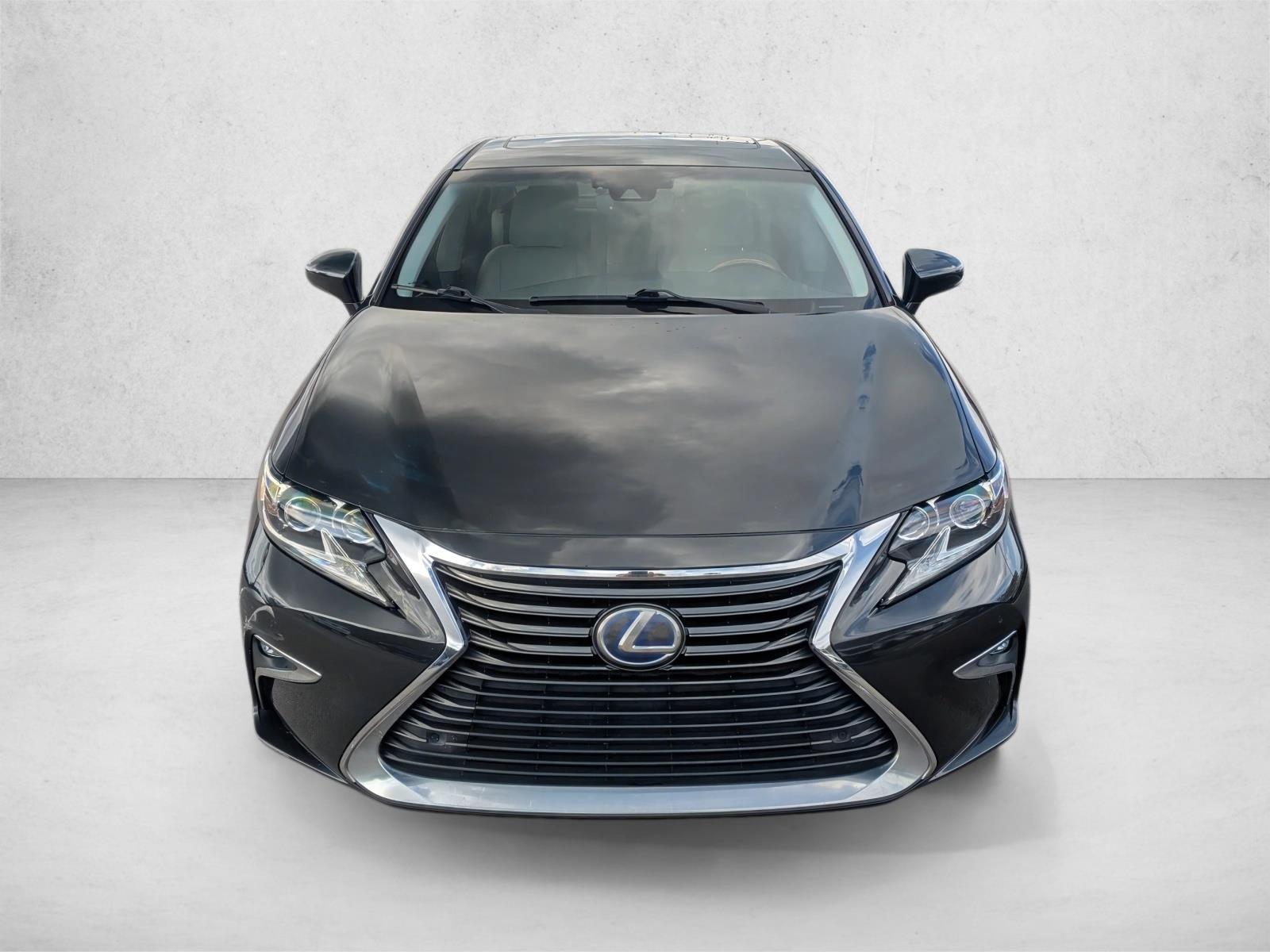 2017 Lexus ES 300h photo 2