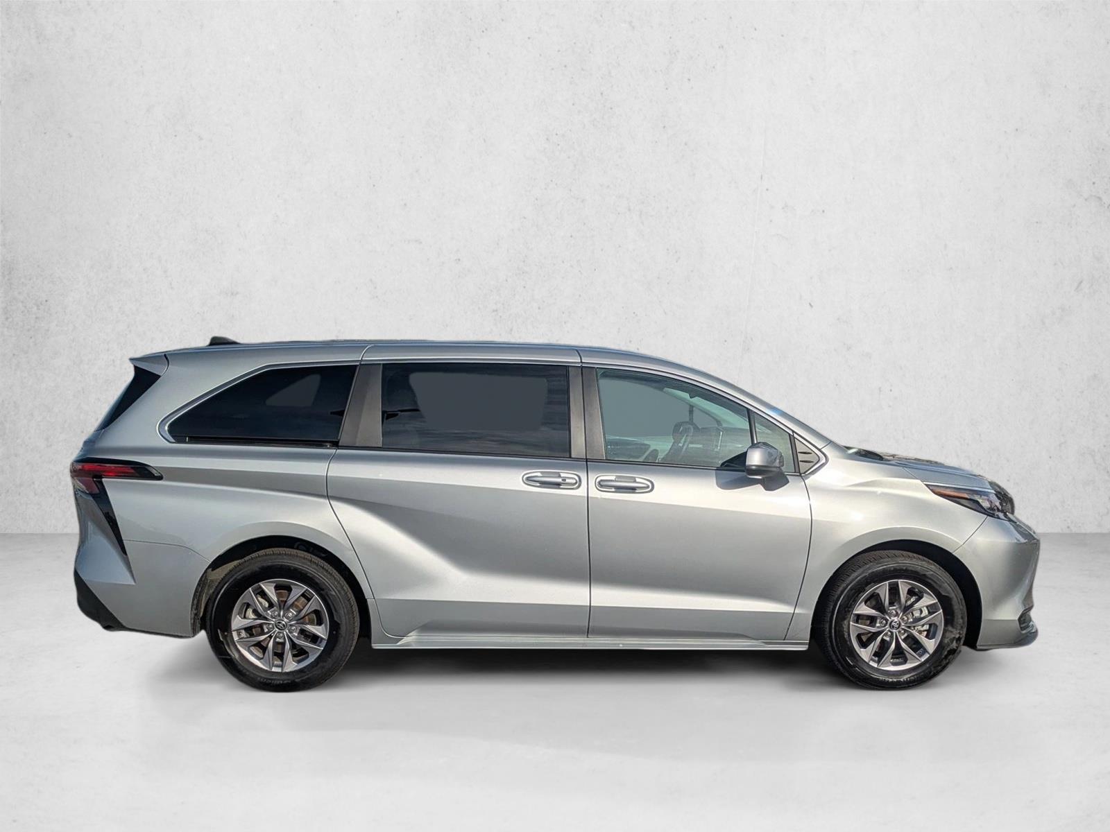 2024 Toyota Sienna LE photo 4