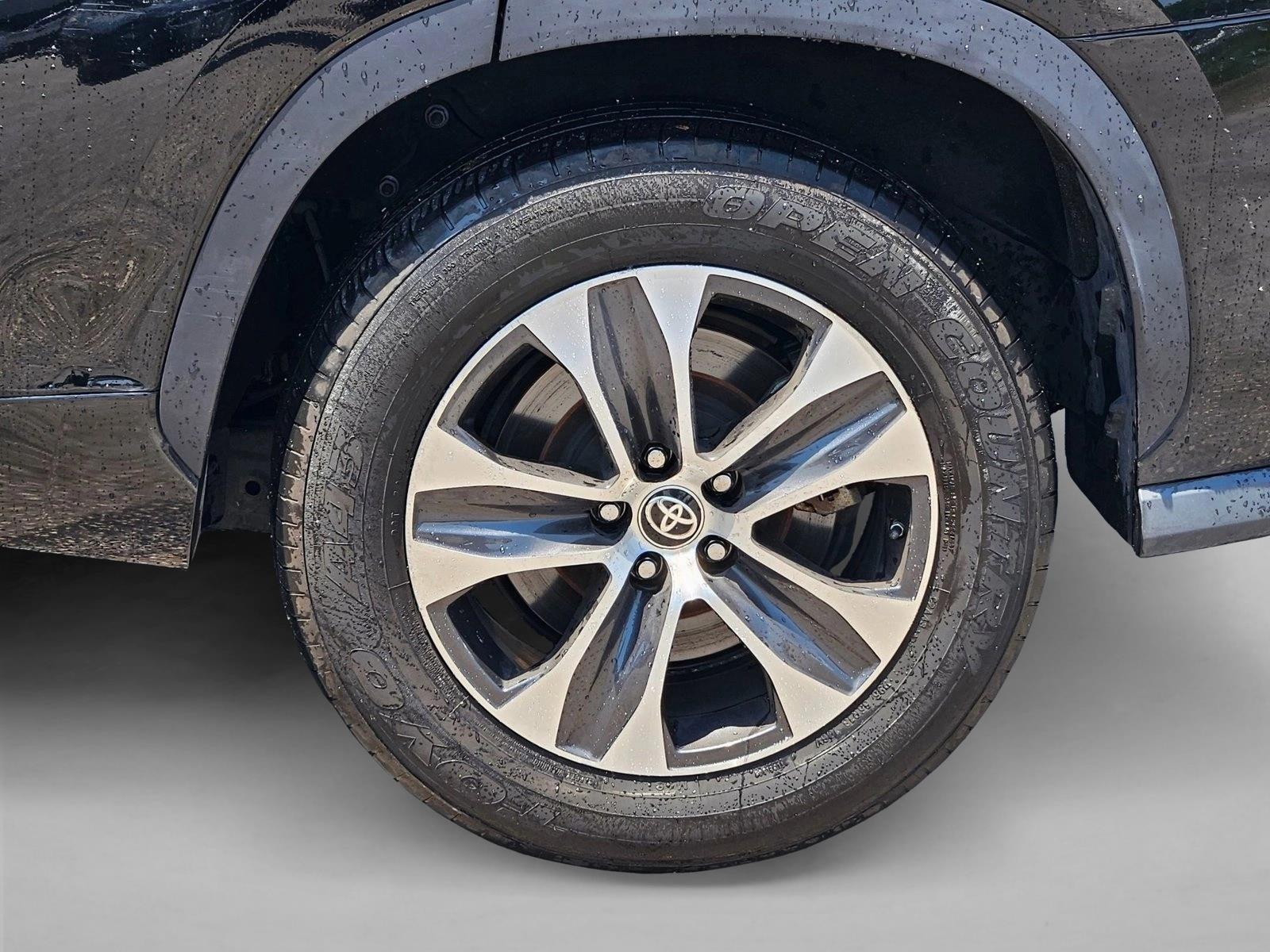 2022 Toyota Highlander XLE photo 2