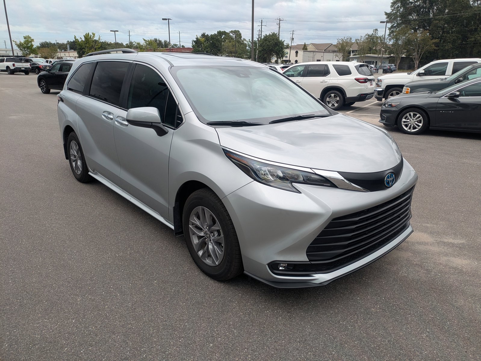 2025 Toyota Sienna XLE photo 3