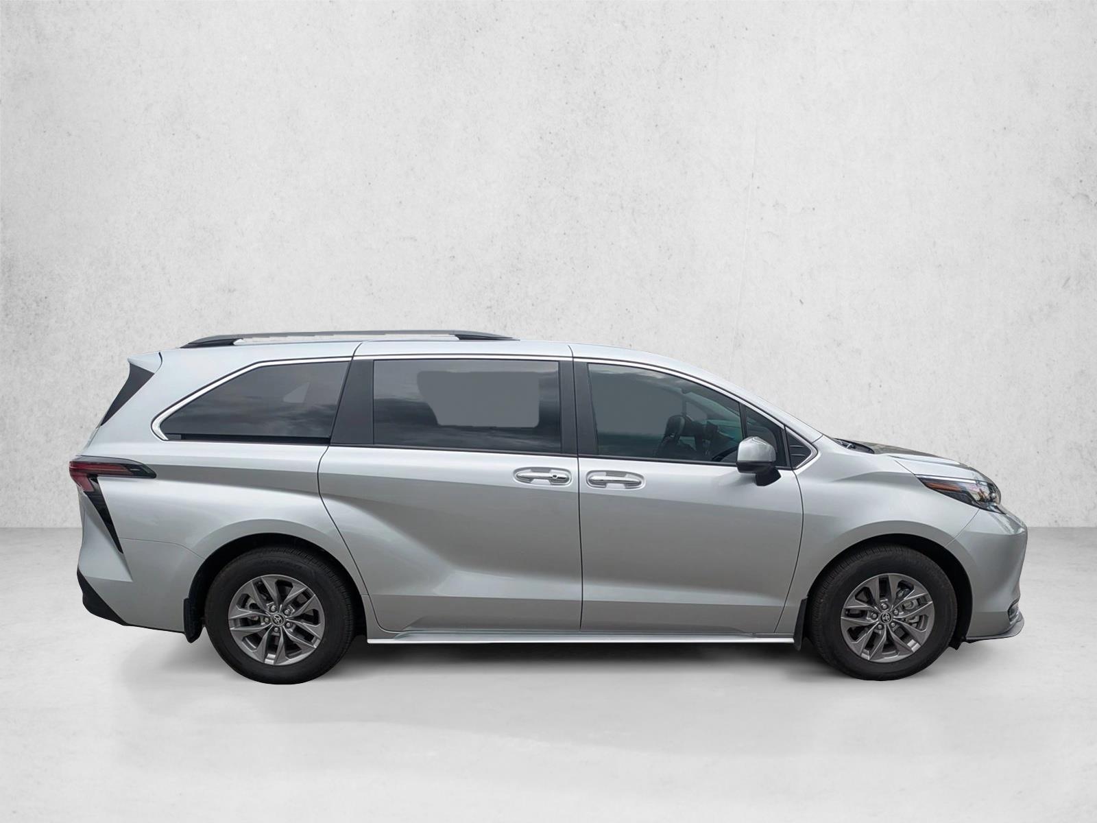2025 Toyota Sienna XLE photo 4