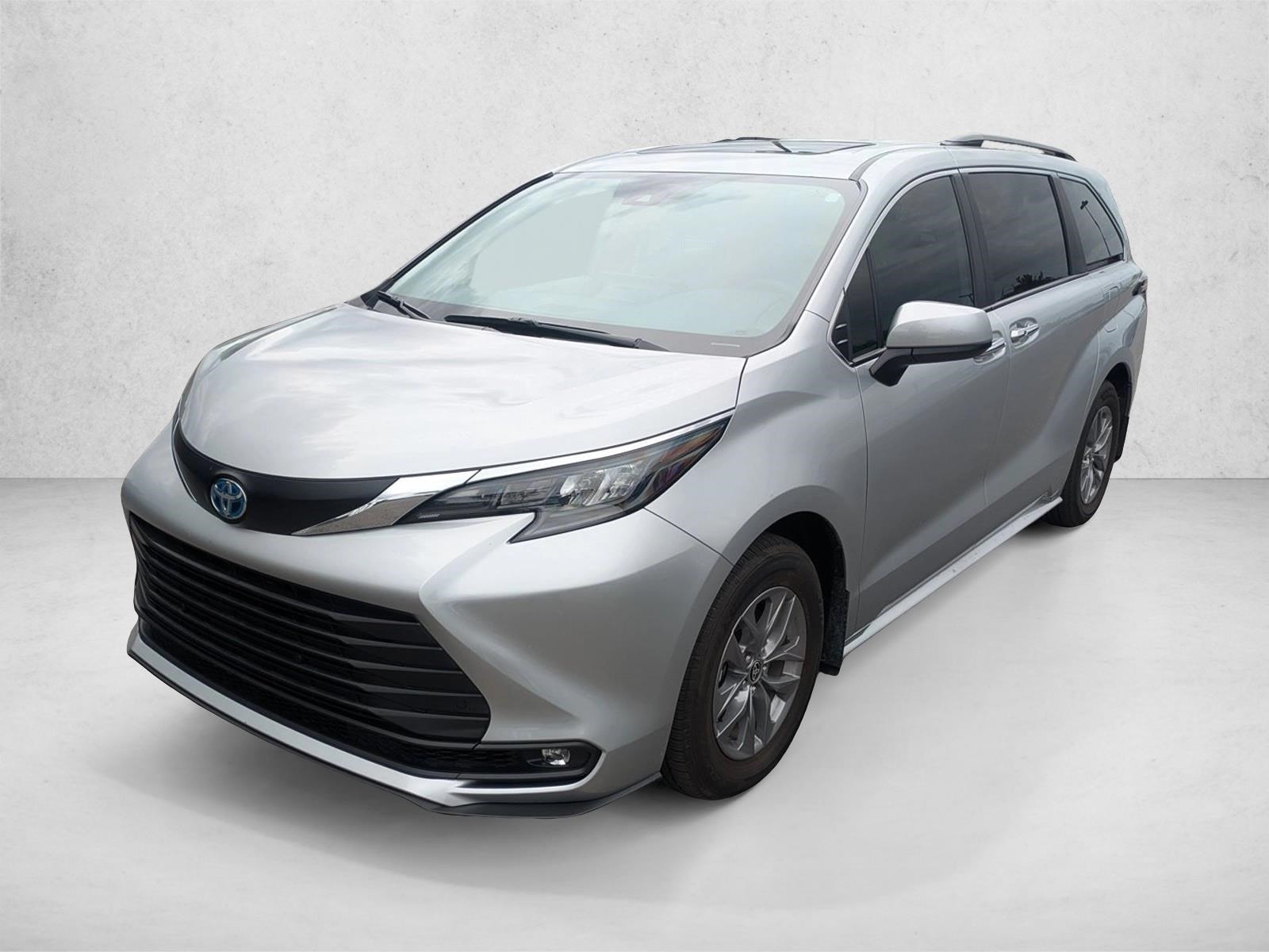 2025 Toyota Sienna XLE's photo