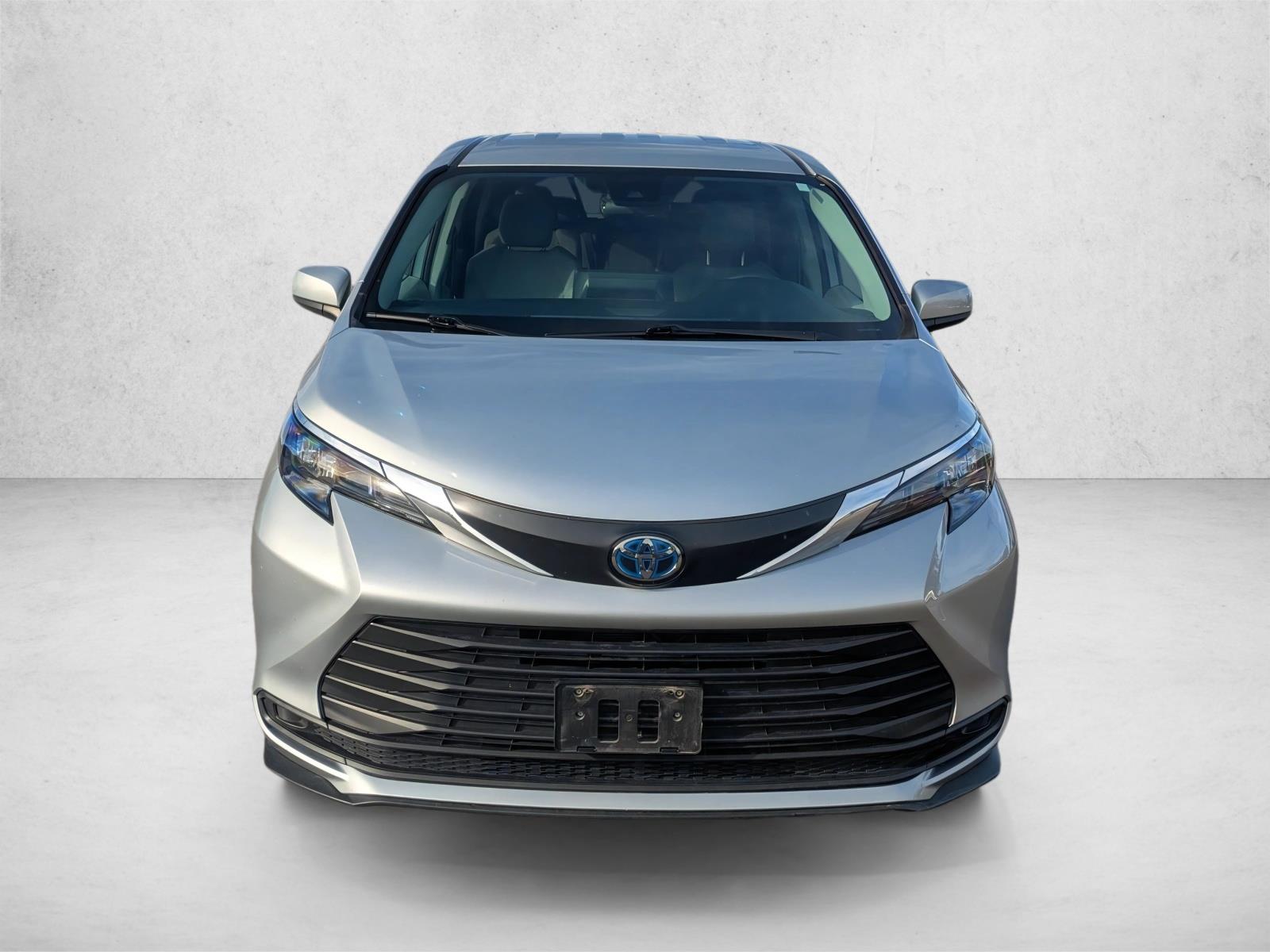 2024 Toyota Sienna LE photo 2