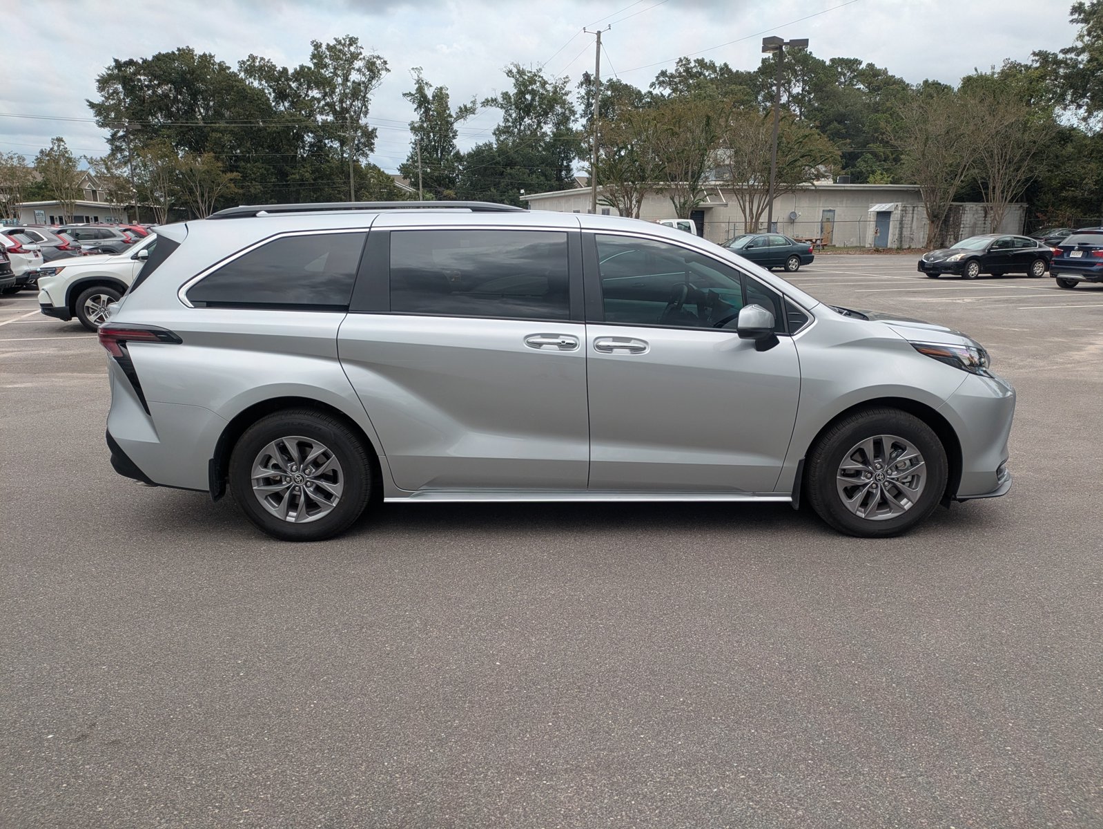 2025 Toyota Sienna XLE photo 4