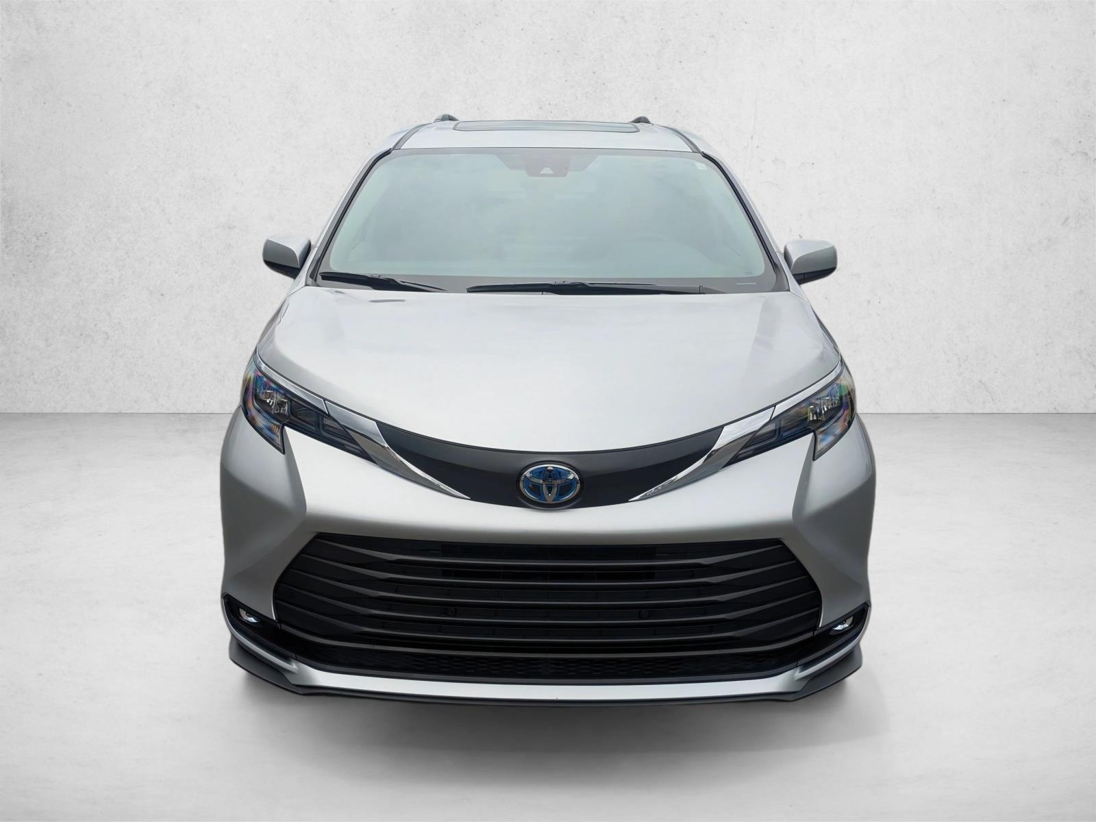 2025 Toyota Sienna XLE photo 2