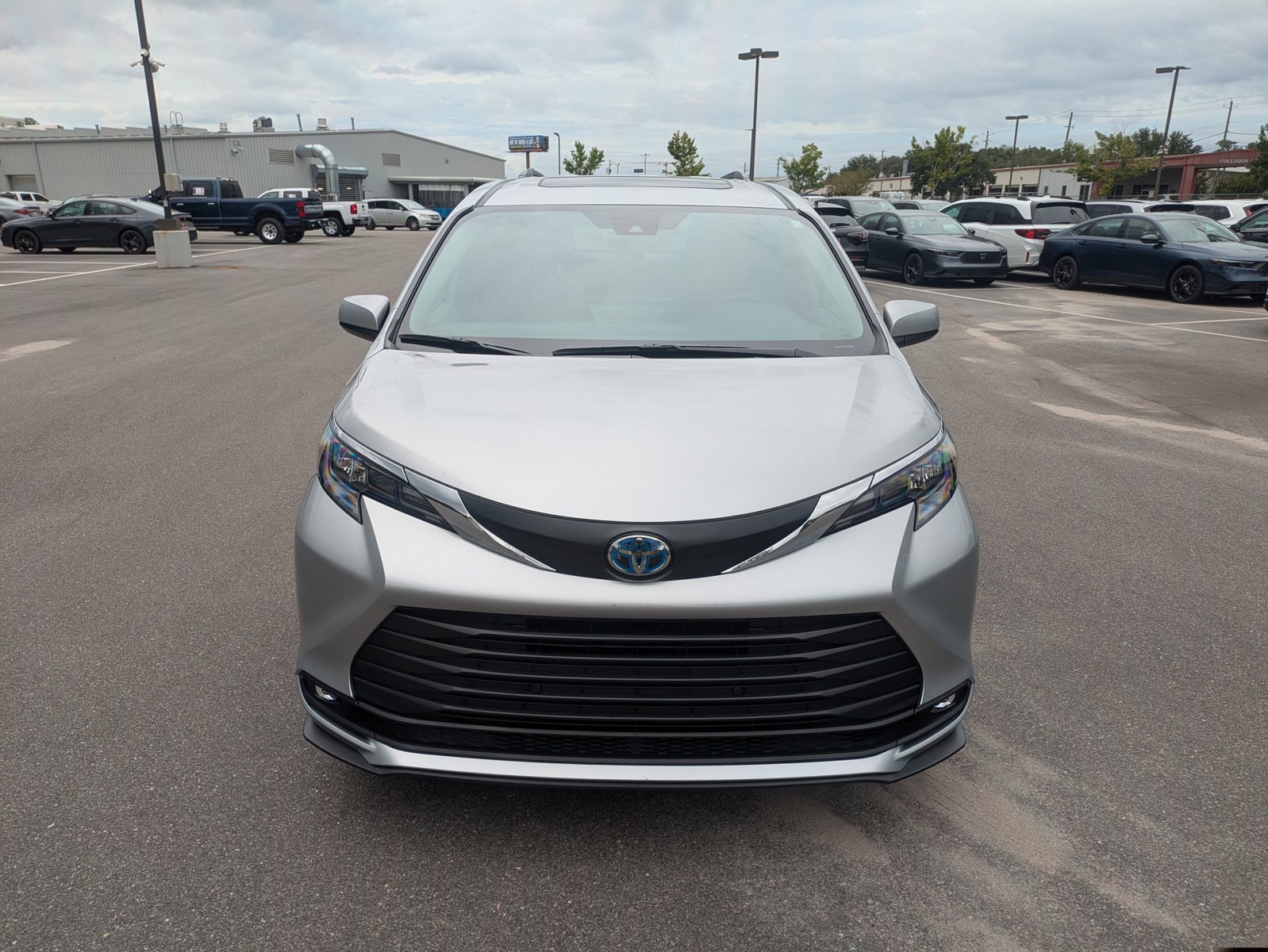 2025 Toyota Sienna XLE photo 2